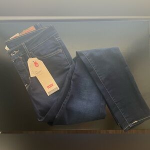 NWT Levi’s 711 Skinny jeans. Size 28